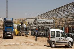 Image du Maroc Professionnelle de  Des ouvriers de STROC Industrie s'activent dans la construction de la Cimenterie Ait Baha à Agadir, Mardi 22 Juin 2010. STROC est une société marocaine qui exerce son métier dans le domaine de l’ingénierie d’exécution pour les industries de procédé, les réalisations à son actif l’ont conduit à développer une expertise et un savoir-faire fort dans la construction ainsi que dans différents métiers afin d'offrir des solutions clé en main pour satisfaire au mieux ses clients. Parmi ces réalisations ont trouve : des unités de stockage et de traitement de produits liquides ou gazeux, installations de manutention et de traitement de produits en vrac ainsi que dans les domaines de Ingénierie Etudes, Génie Civil, Chaudronnerie, Structure Métallique, Tuyauterie, Montage, Maintenance, Bâtiments industriels, Logistiques, Tertiaires et Ouvrages d’Art. (Photo / Abdeljalil Bounhar) 